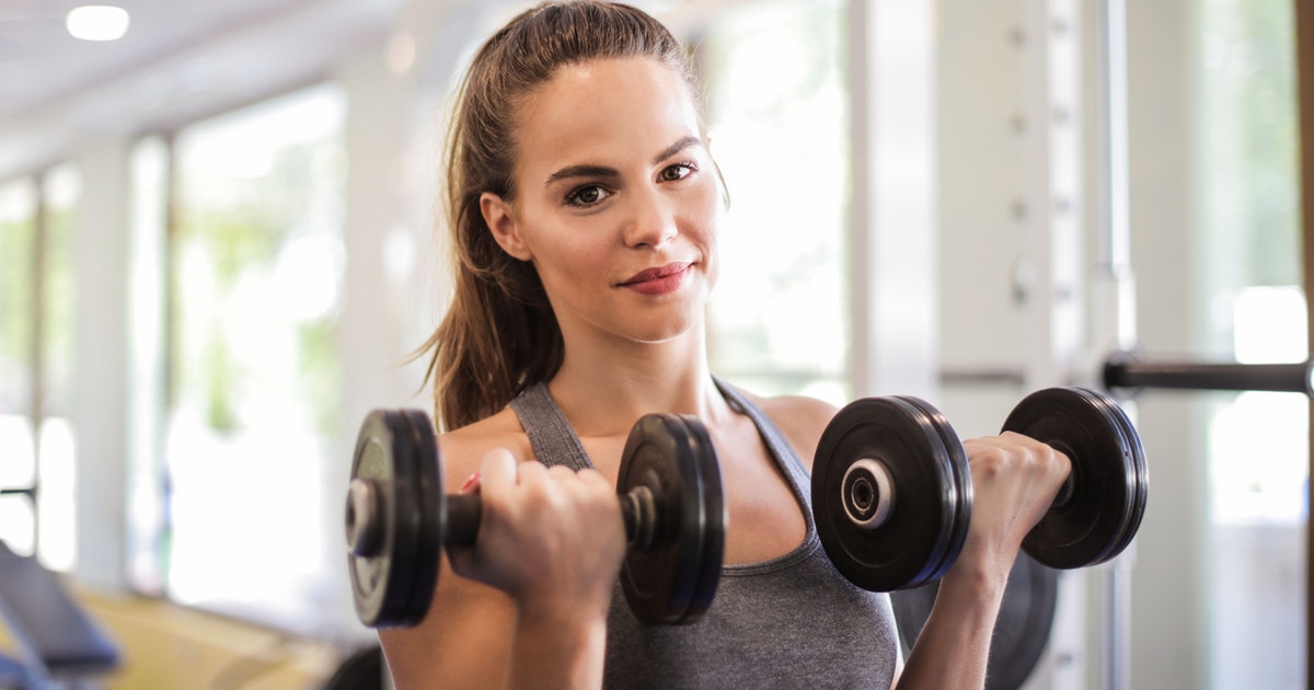 ragazza in palestra che si allena e valutazione della body image