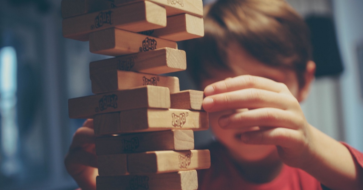 bambino che soffre di disturbo della coordinazione motoria che gioca